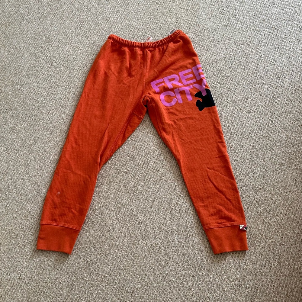 Brand new unworn Free city crop 3/4 sweatpants orange size XS.